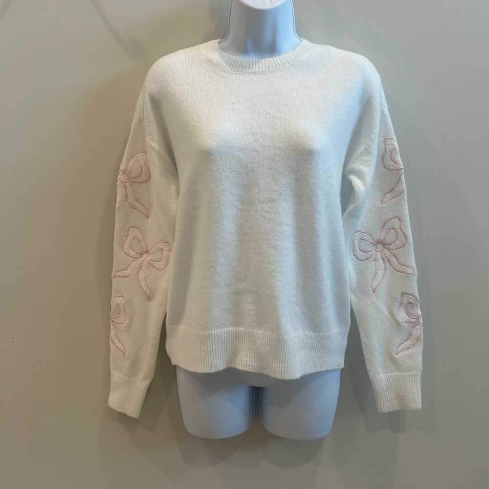Chic White Sweater with Pink Bow Details